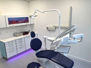 How should dental examination rooms be designed?